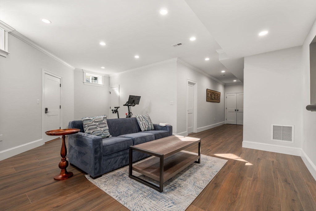 210 Evelyn # 210