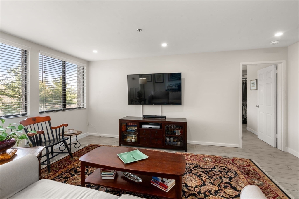 250 Hammond Pond Parkway # 604N