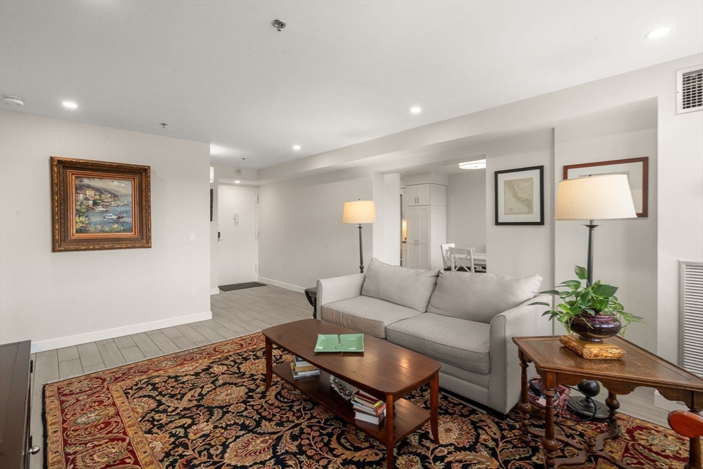 250 Hammond Pond Parkway # 604N
