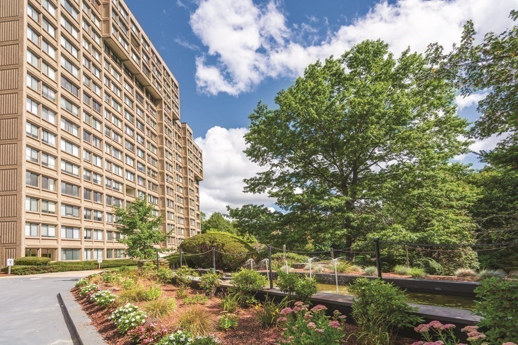 250 Hammond Pond Parkway # 604N
