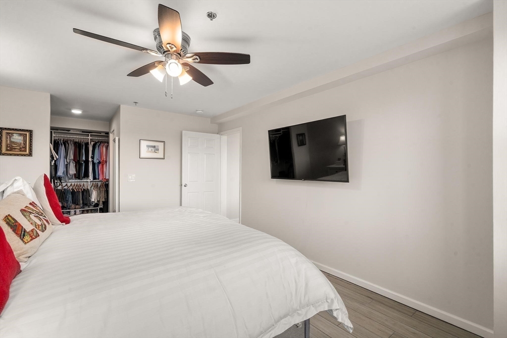 250 Hammond Pond Parkway # 604N