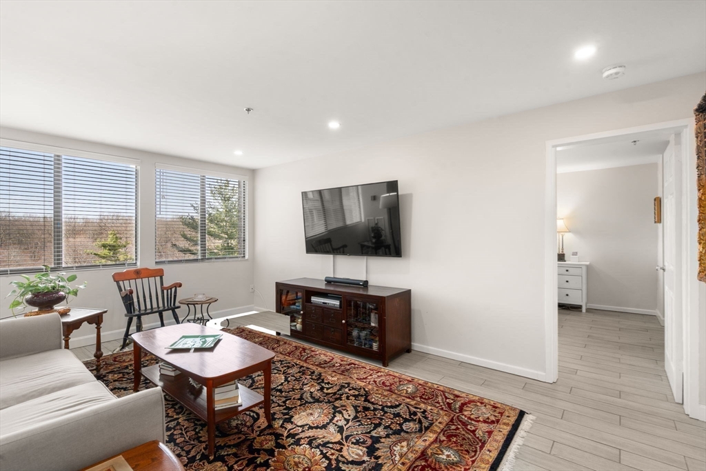 250 Hammond Pond Parkway # 604N