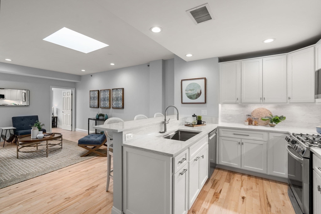 110-112 Cypress St Unit: PH3