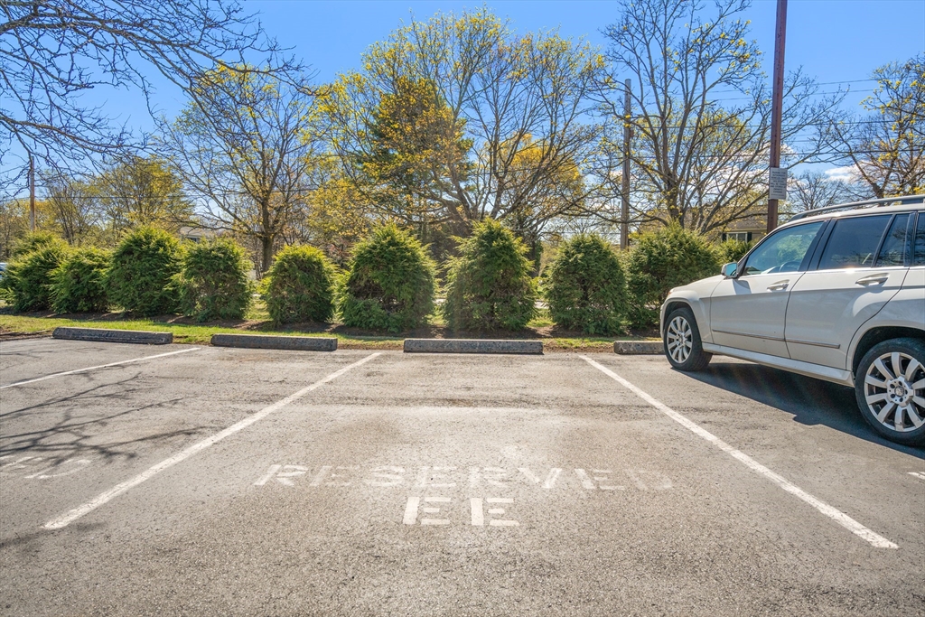 655 Saw Mill Brook Pkwy # 9