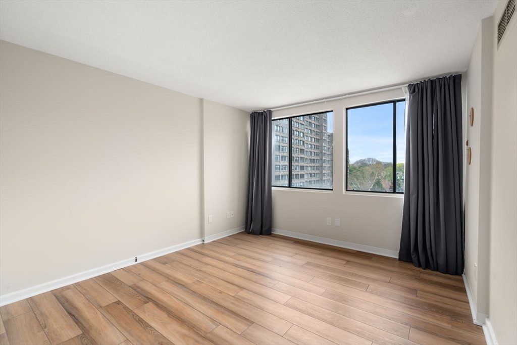 250 Hammond Pond Parkway # 609N