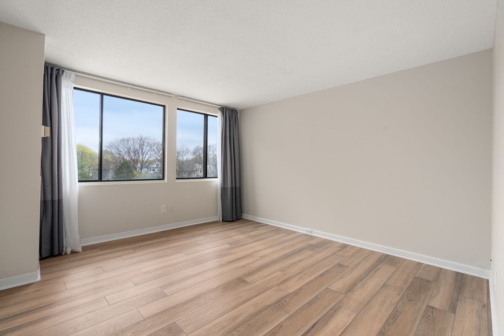 250 Hammond Pond Parkway # 609N