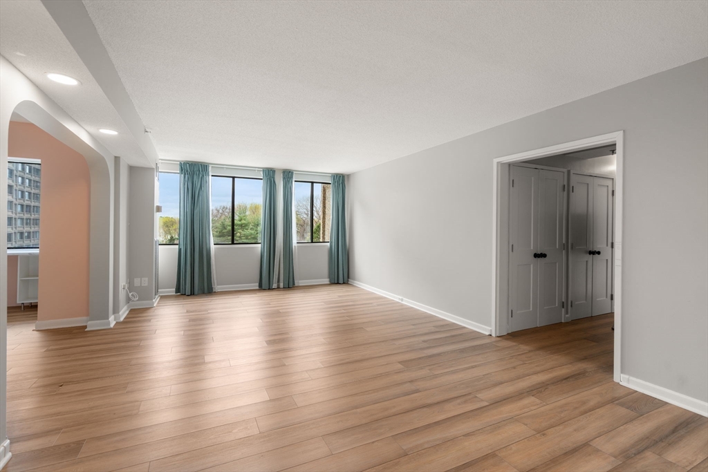 250 Hammond Pond Parkway # 609N