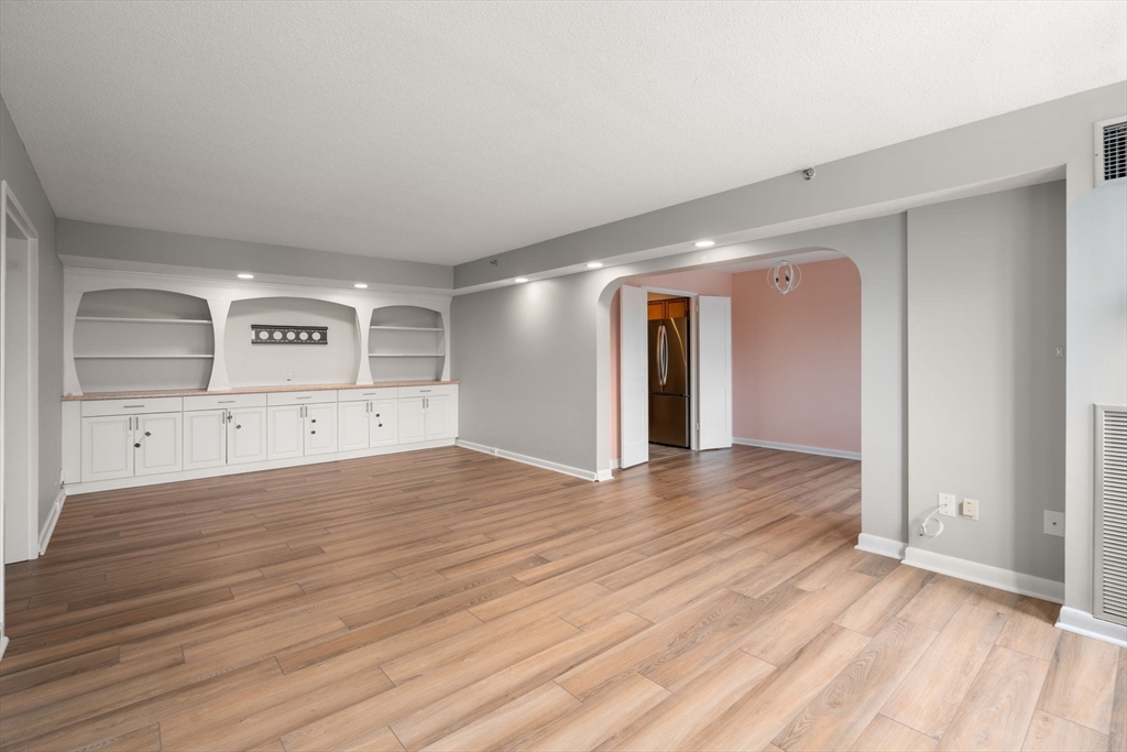 250 Hammond Pond Parkway # 609N