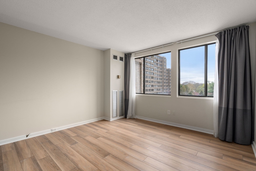 250 Hammond Pond Parkway # 609N