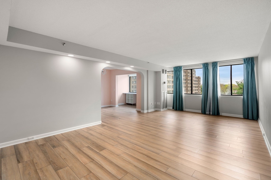 250 Hammond Pond Parkway # 609N