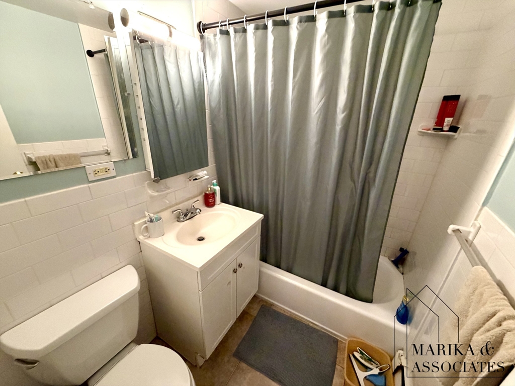 205 Kent Street # 18