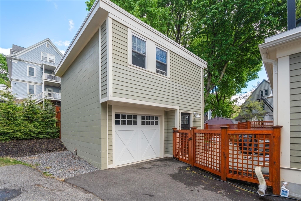 9 Bartlett Cres # 1