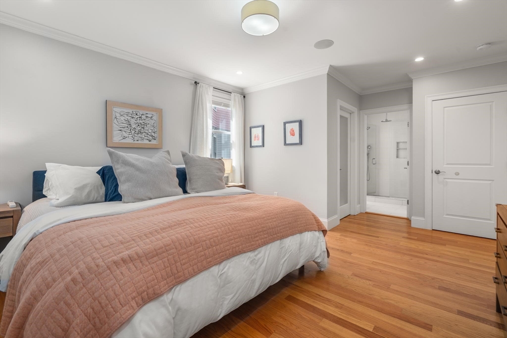 9 Bartlett Cres # 1
