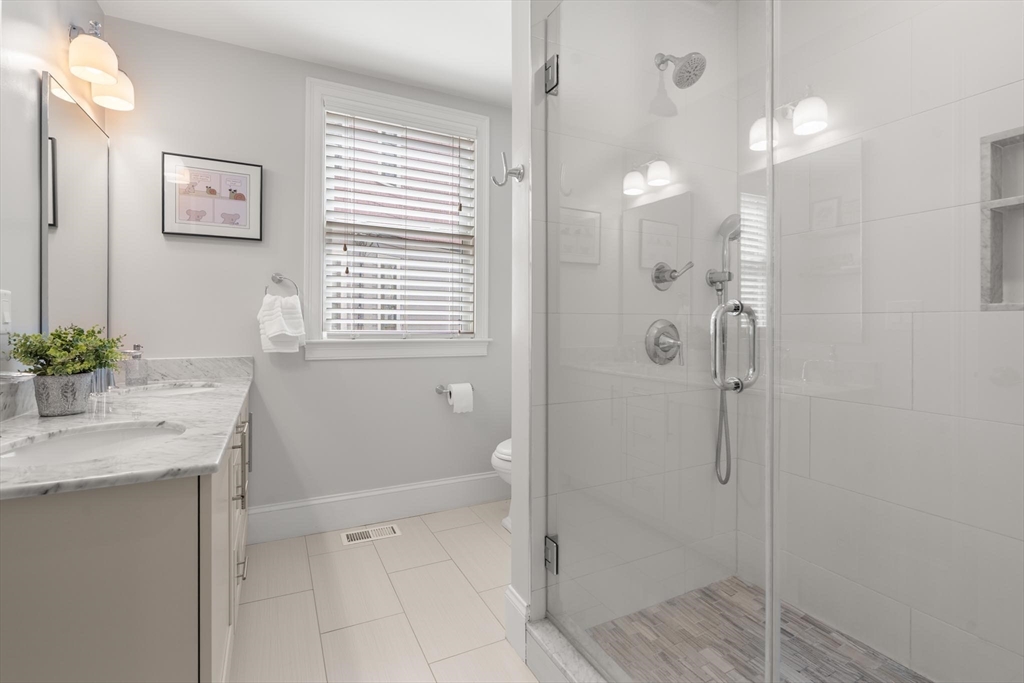 9 Bartlett Cres # 1