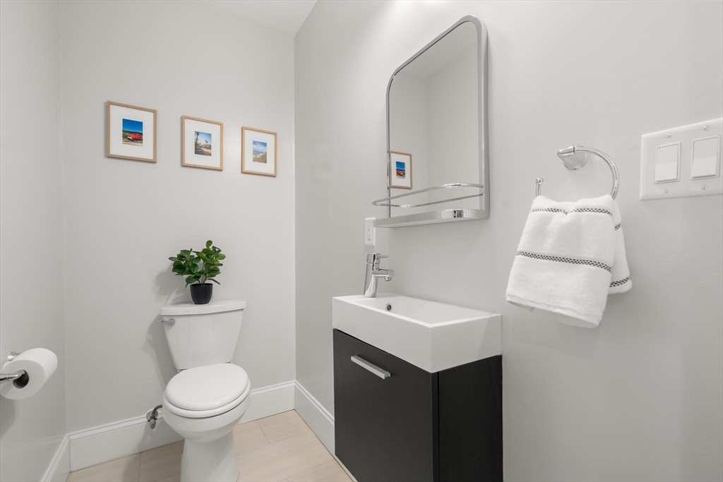 9 Bartlett Cres # 1