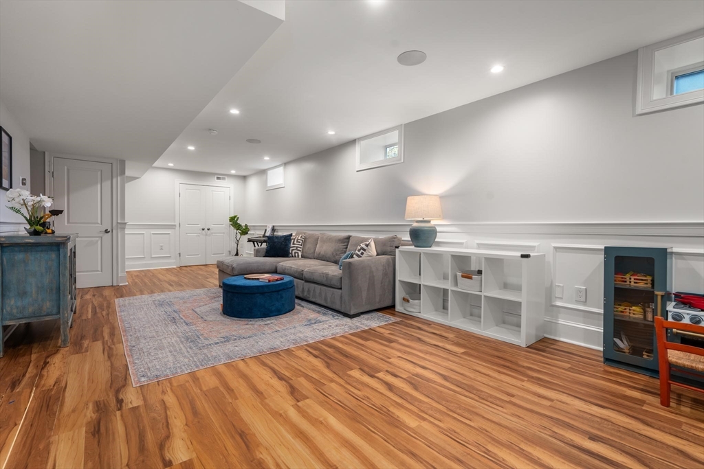 9 Bartlett Cres # 1