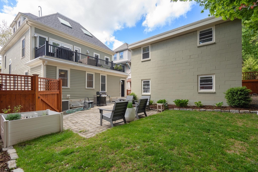 9 Bartlett Cres # 1