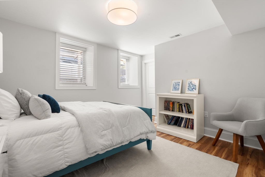 9 Bartlett Cres # 1
