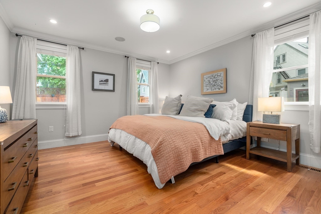 9 Bartlett Cres # 1
