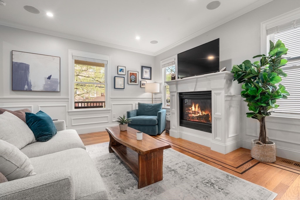 9 Bartlett Cres # 1