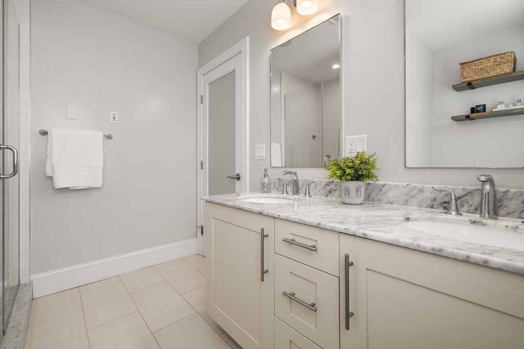 9 Bartlett Cres # 1