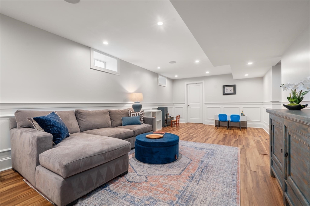 9 Bartlett Cres # 1