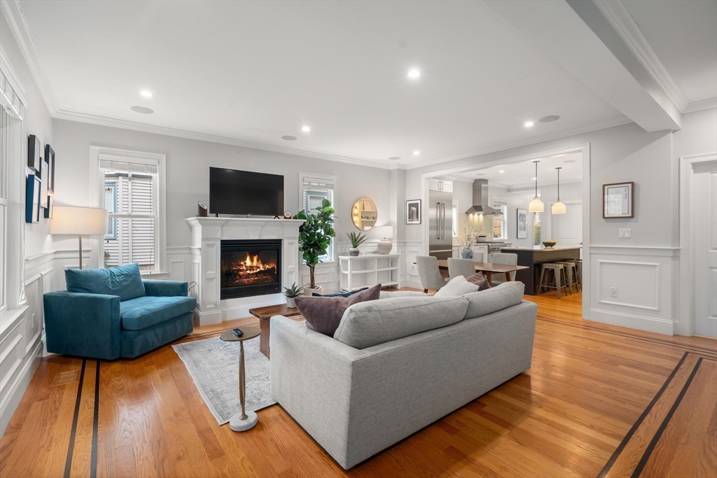 9 Bartlett Cres # 1