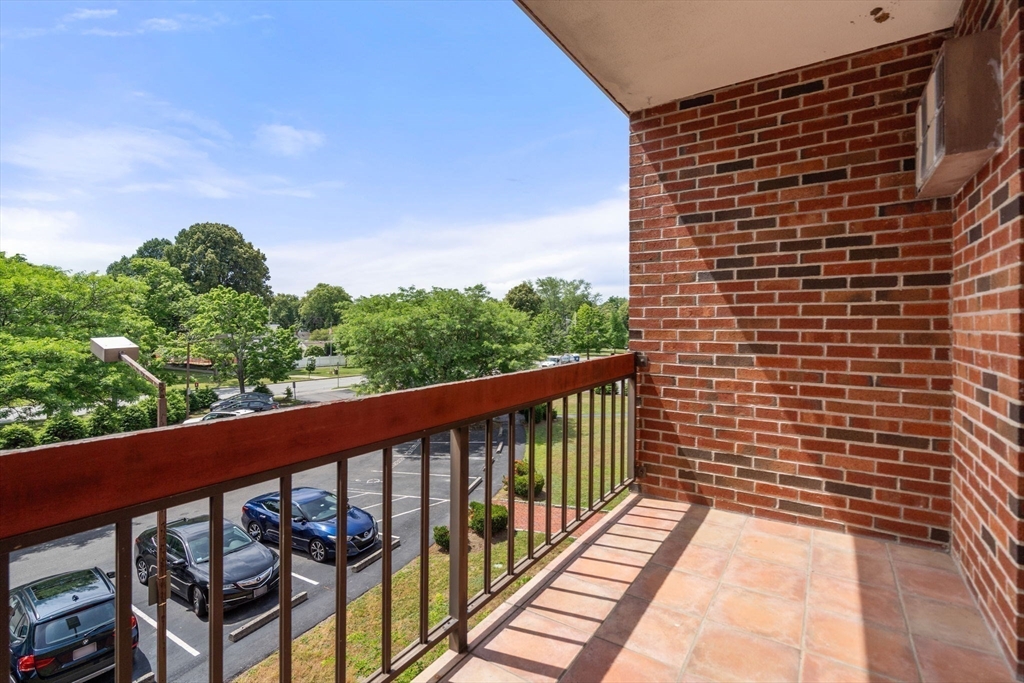 655 Saw Mill Brook Prkwy # 20