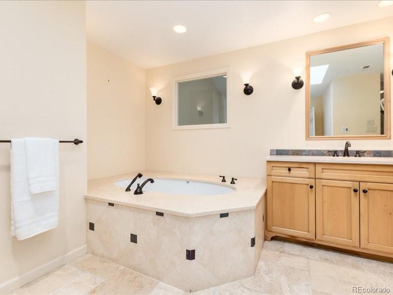 2552 E Alameda Avenue Unit: 16