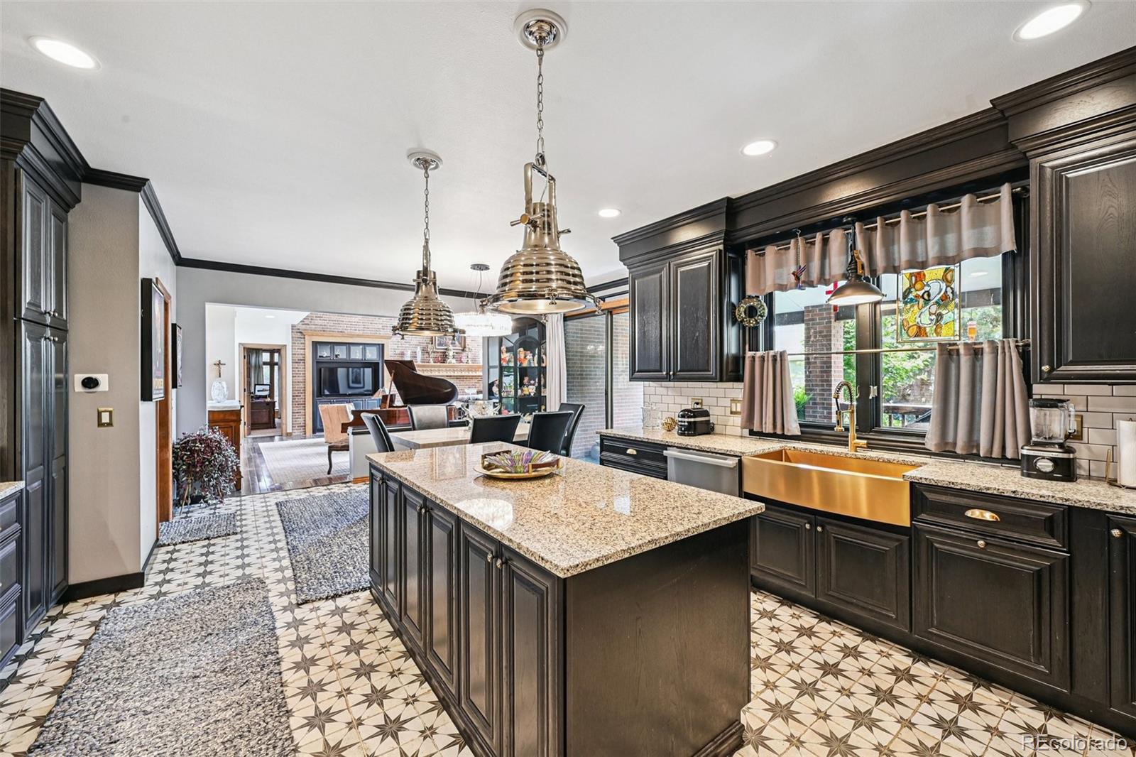 5475 S Laredo Street