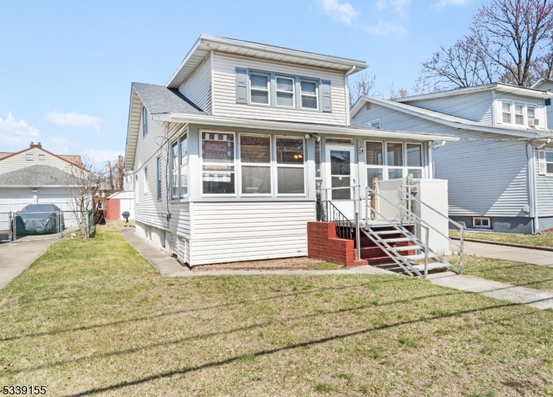 24 E 8th St
