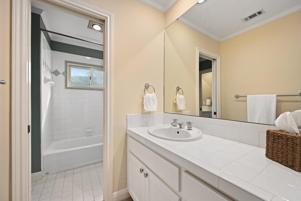 1311 Kent LN