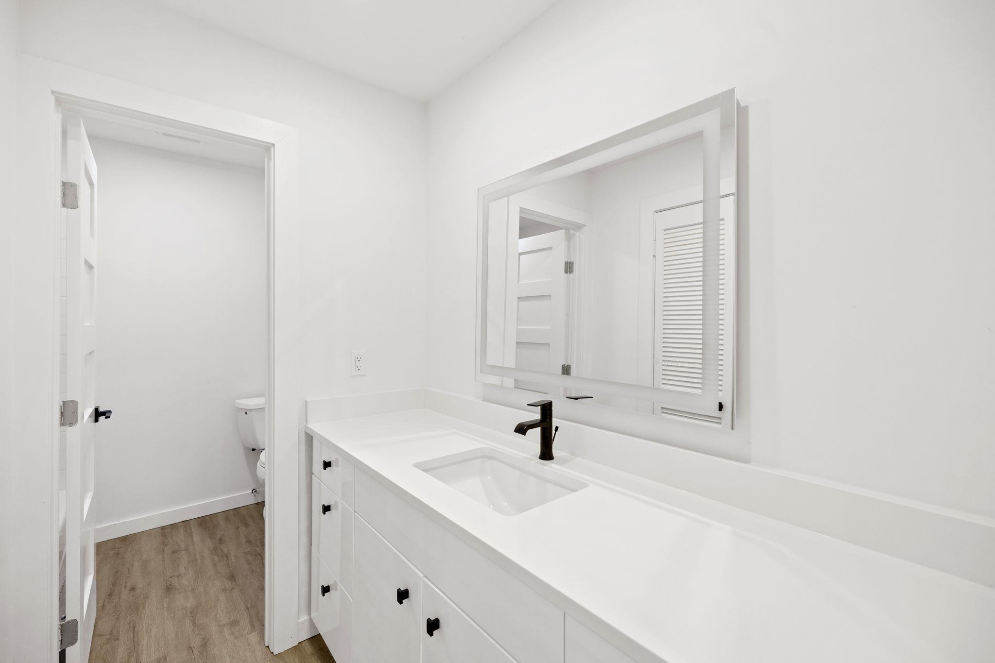 7211 Lakewood DR # C111