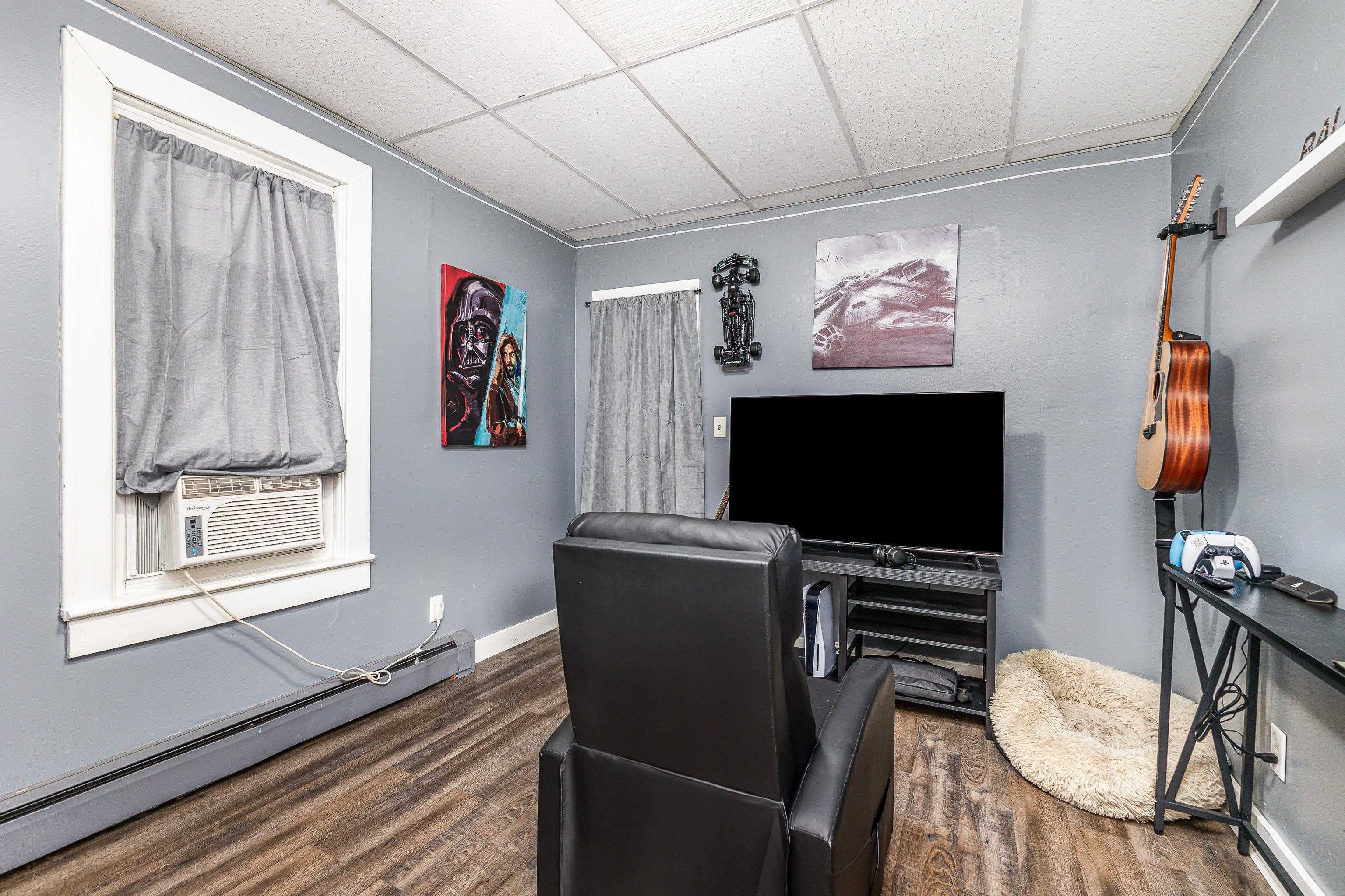 934 W 5th Street