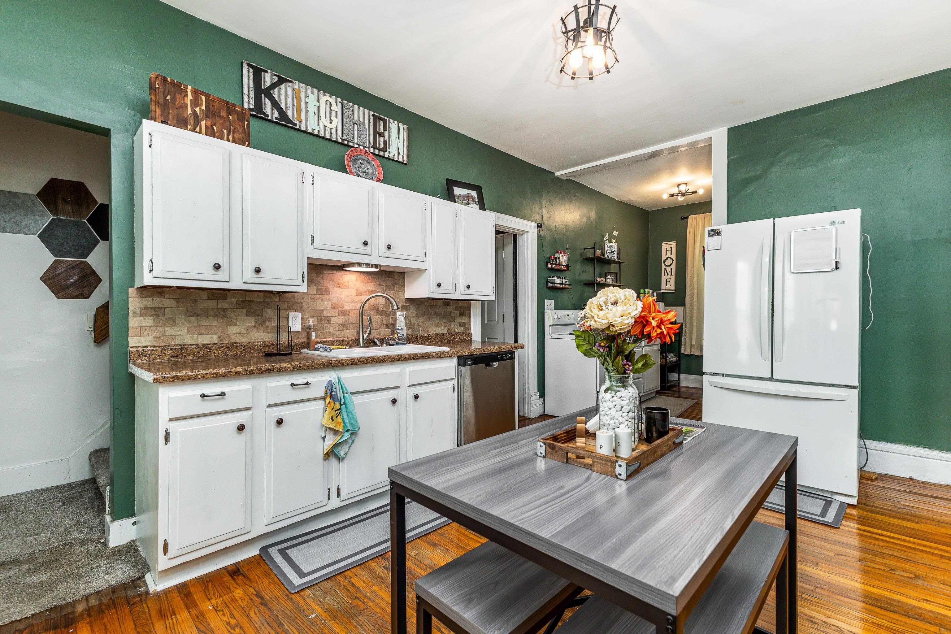 934 W 5th Street