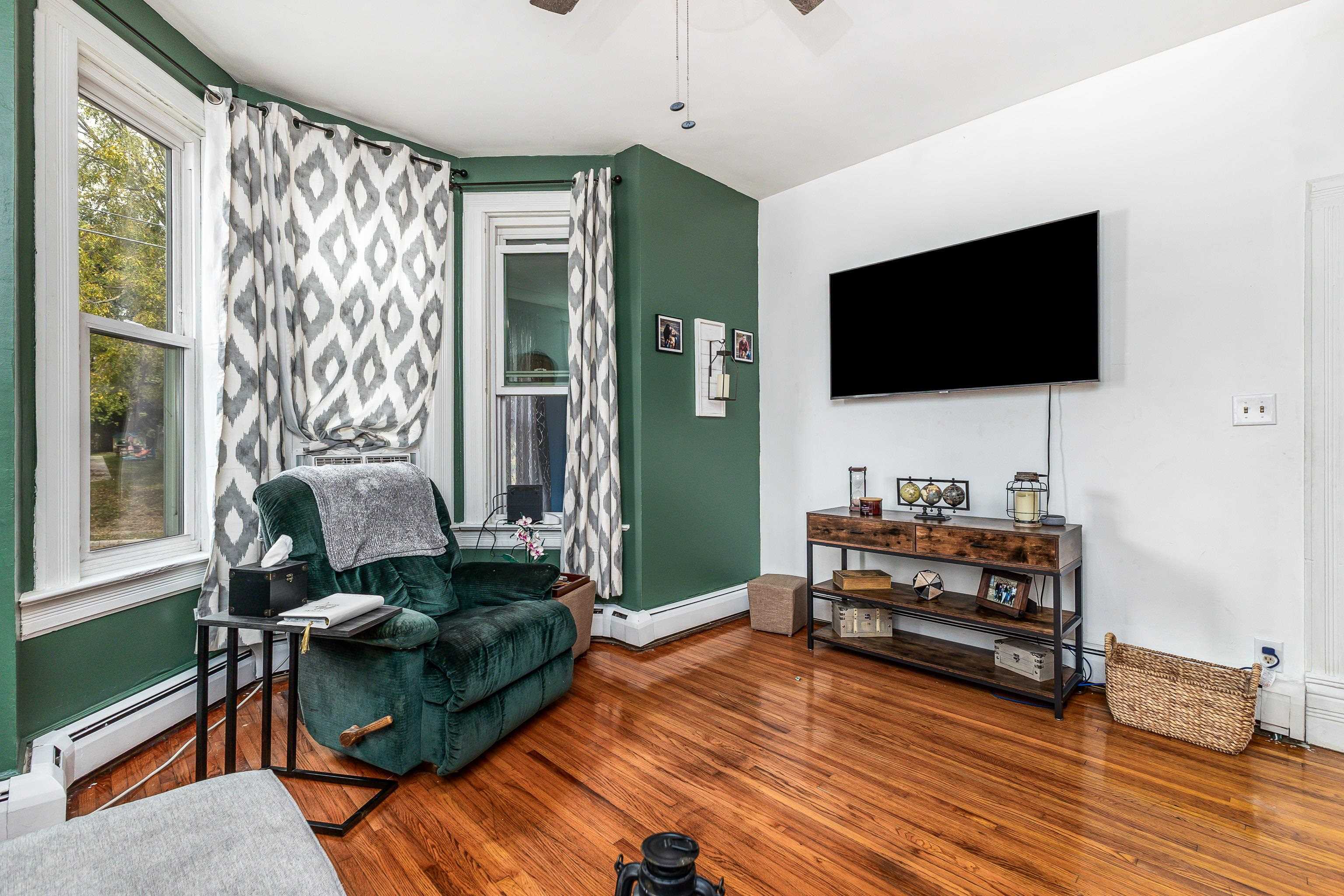 934 W 5th Street