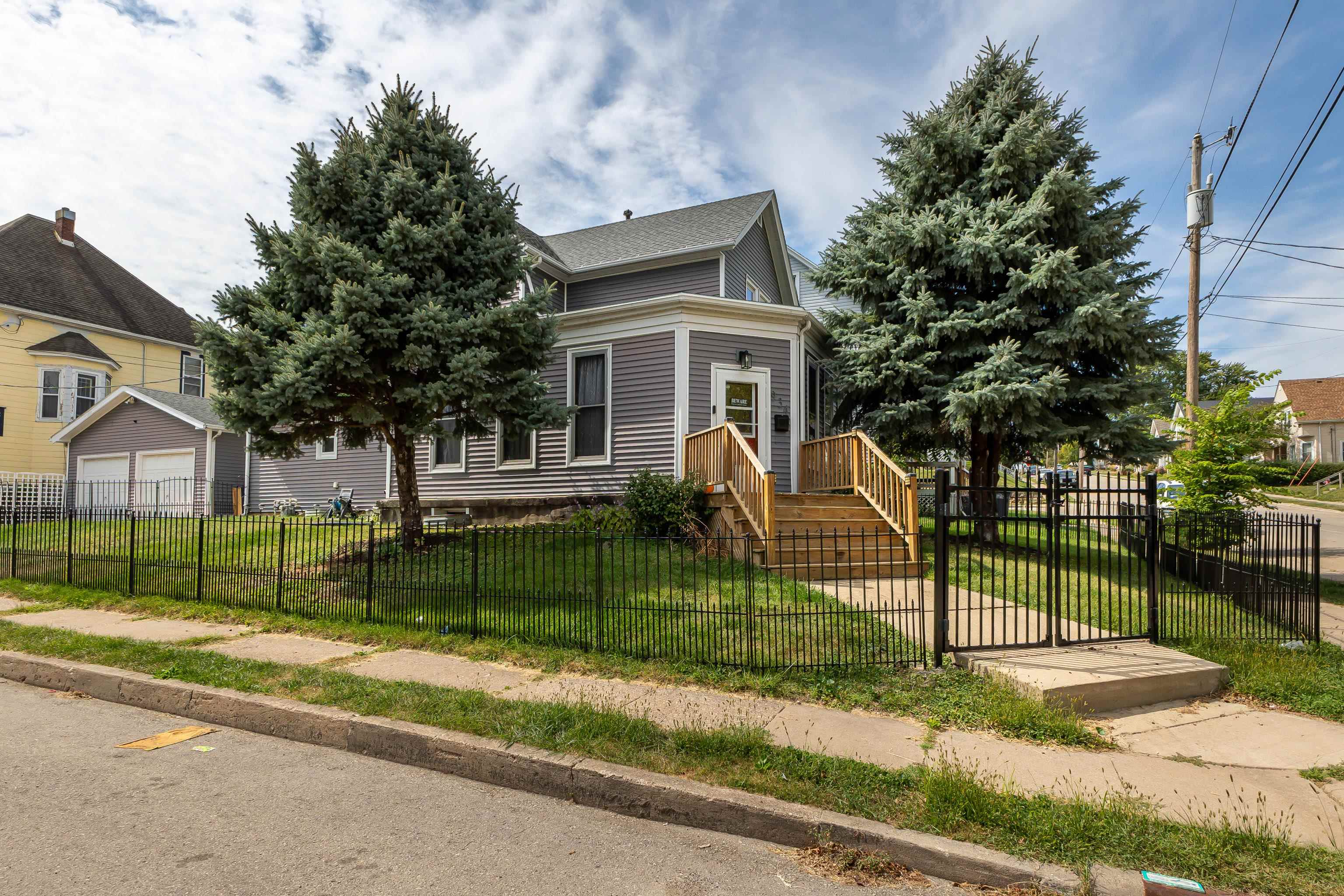 934 W 5th Street