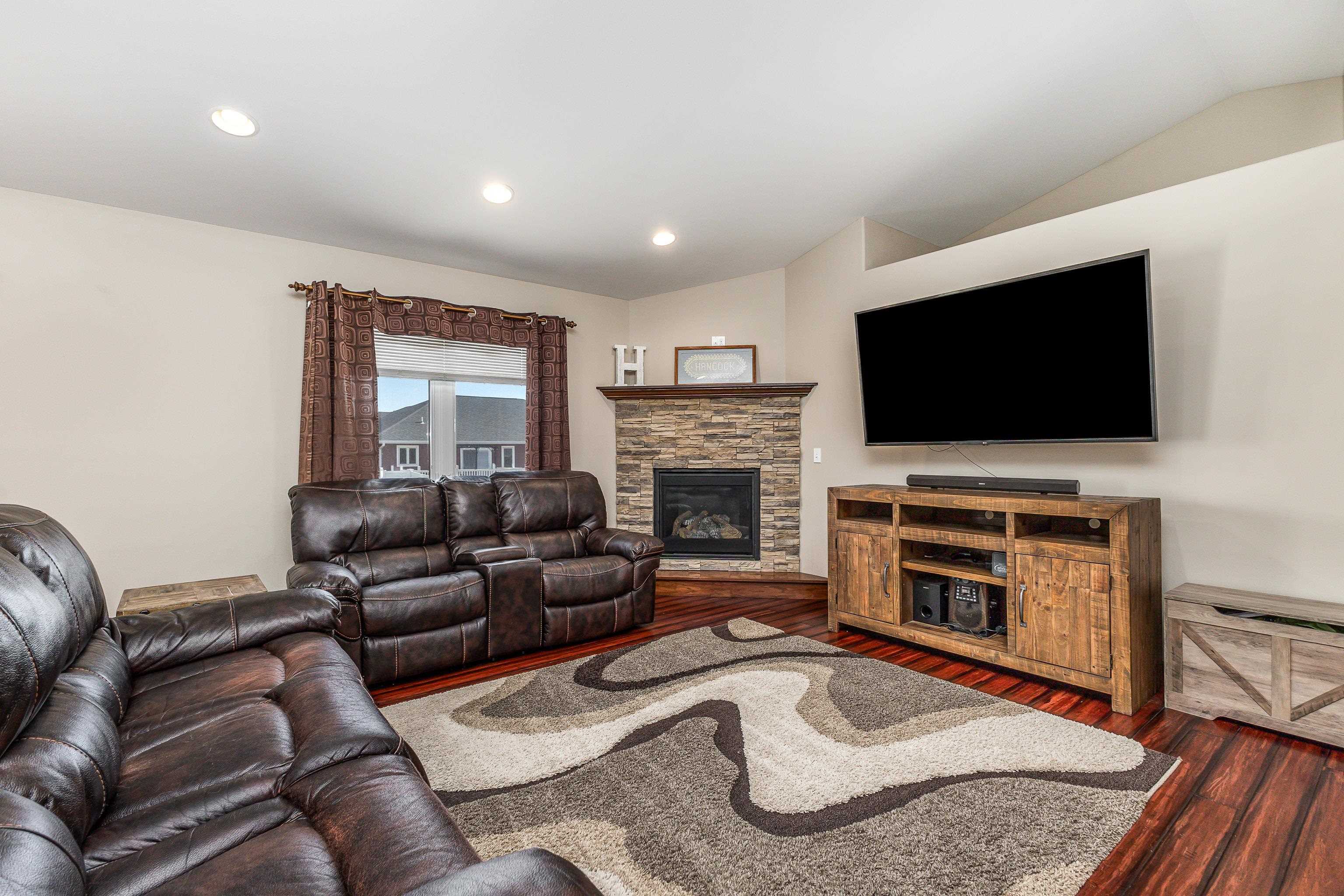 6524 N Dorchester Lane