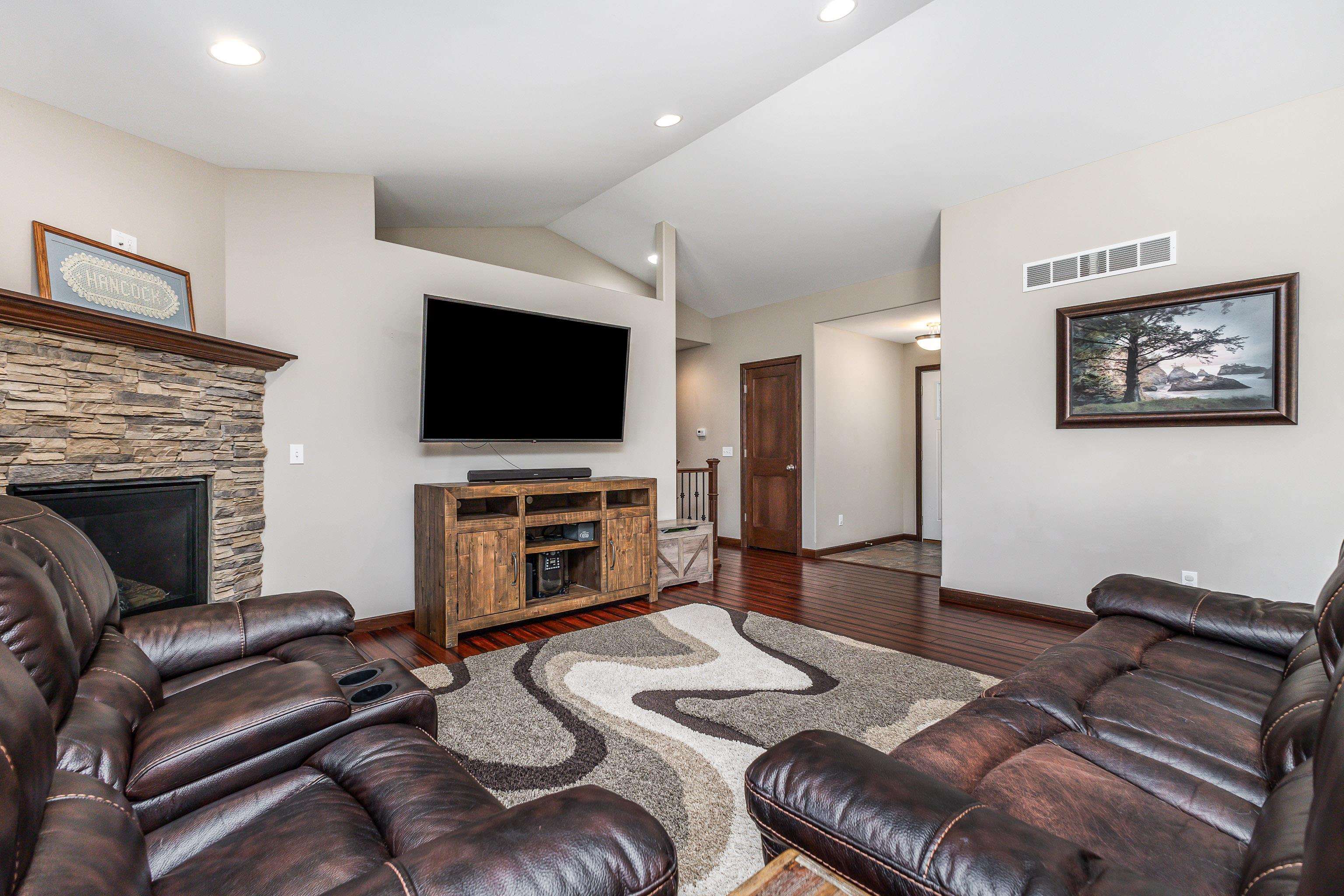 6524 N Dorchester Lane