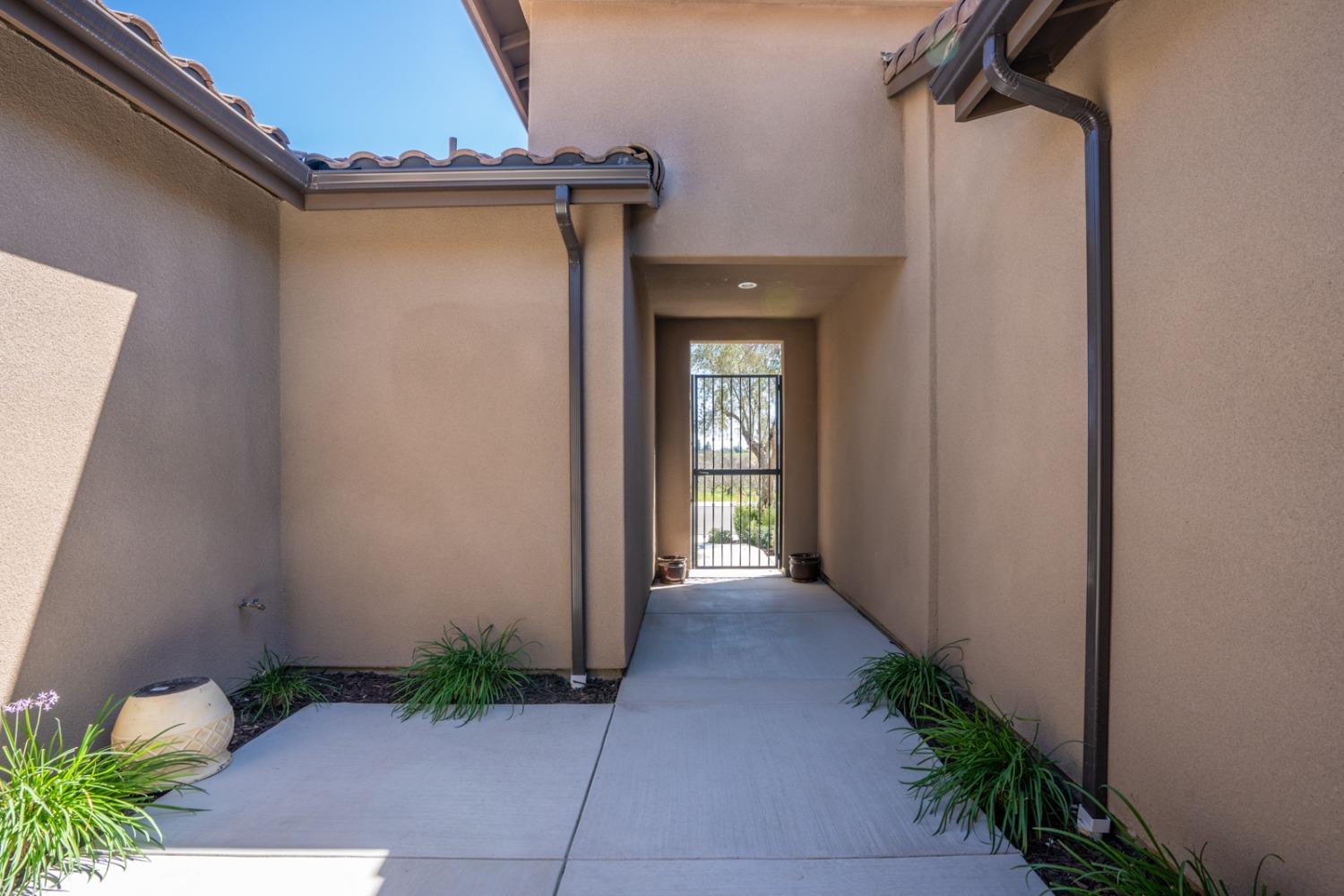 979 Ridgeline Road W