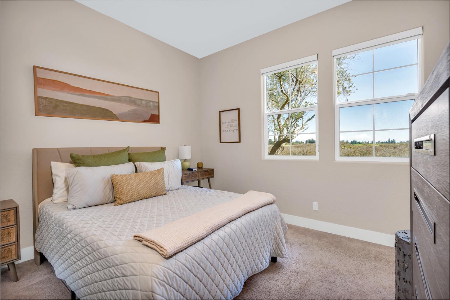 979 Ridgeline Road W