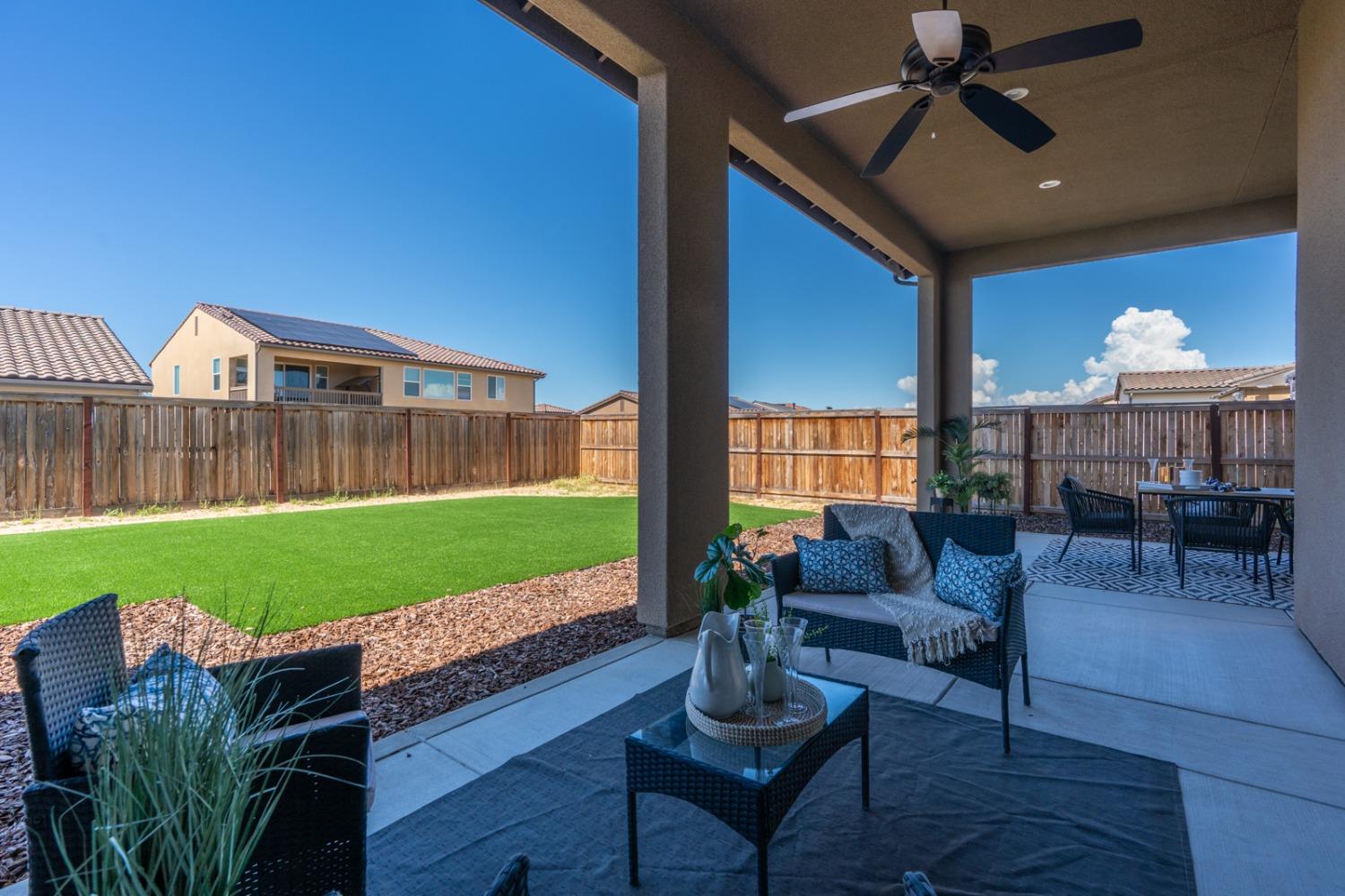979 Ridgeline Road W