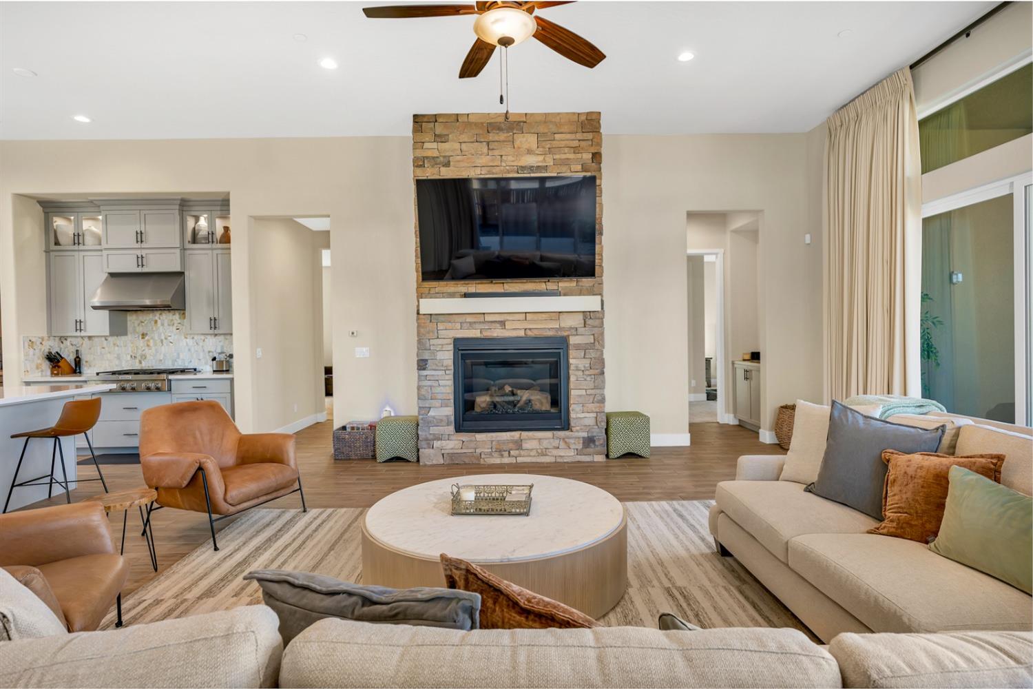 979 Ridgeline Road W