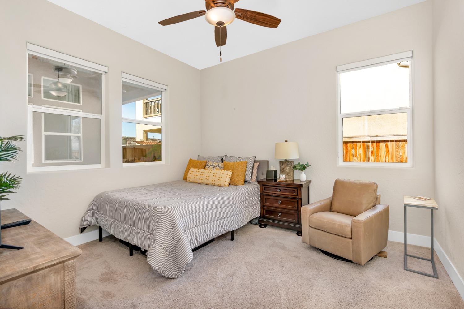 979 Ridgeline Road W