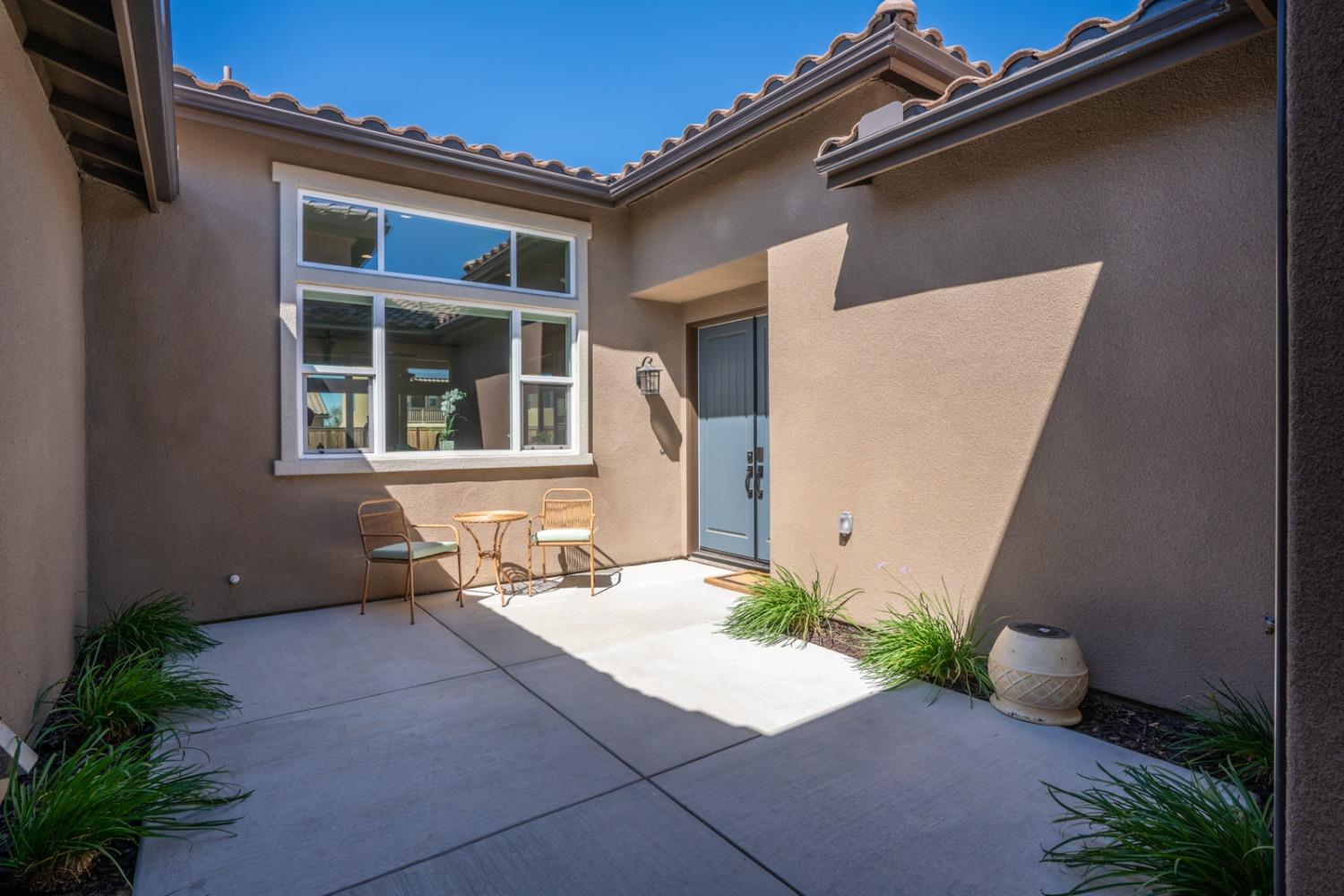 979 Ridgeline Road W