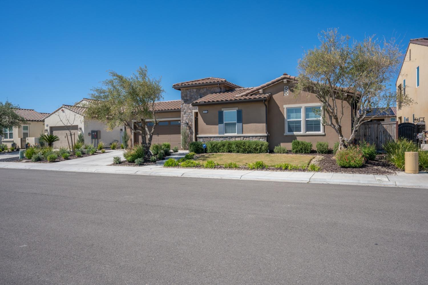 979 Ridgeline Road W