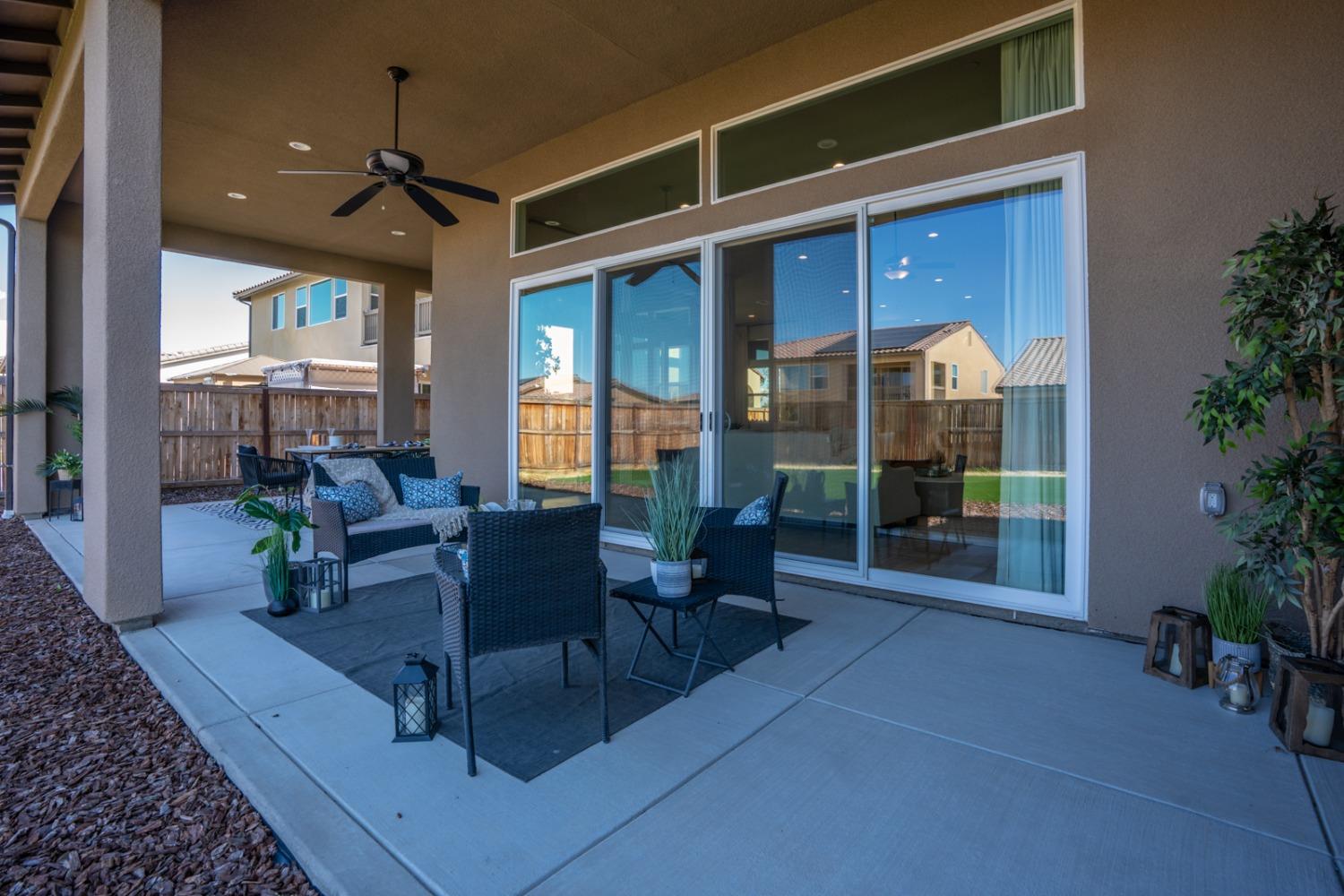 979 Ridgeline Road W