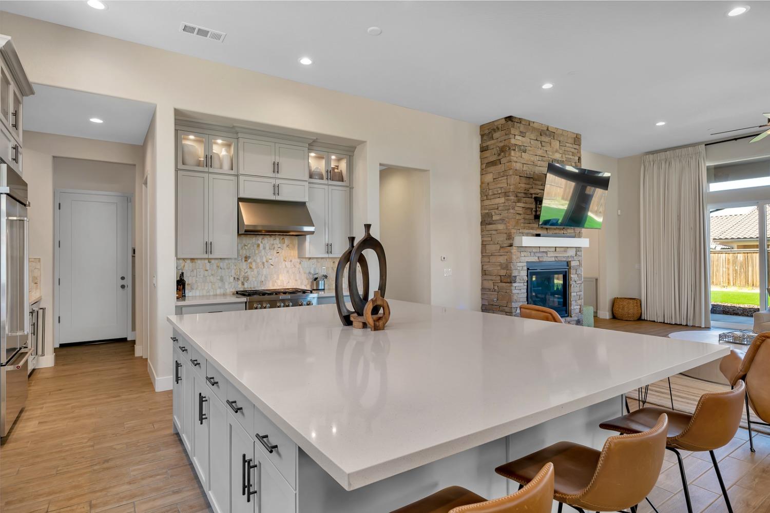979 Ridgeline Road W