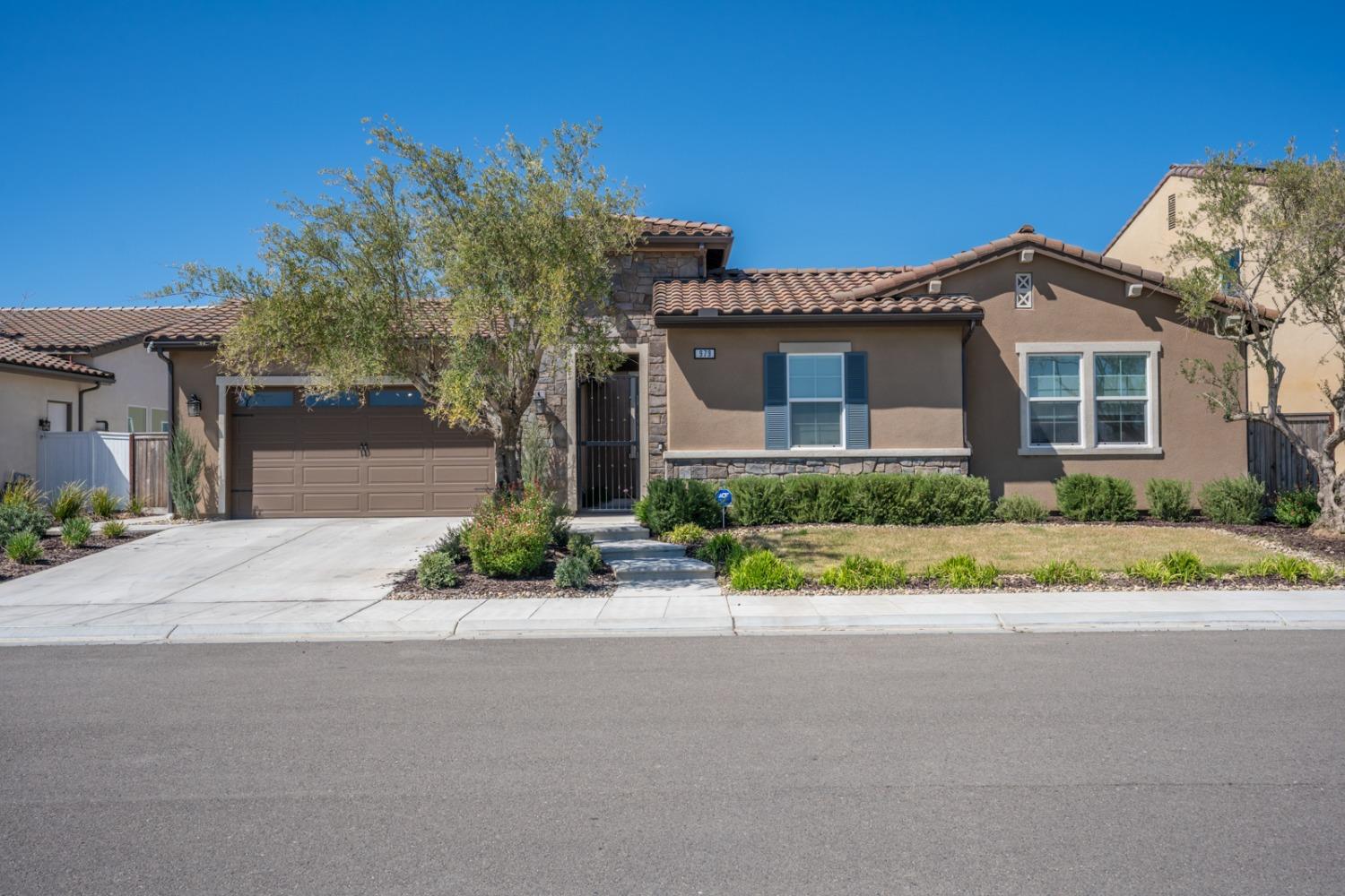 979 Ridgeline Road W