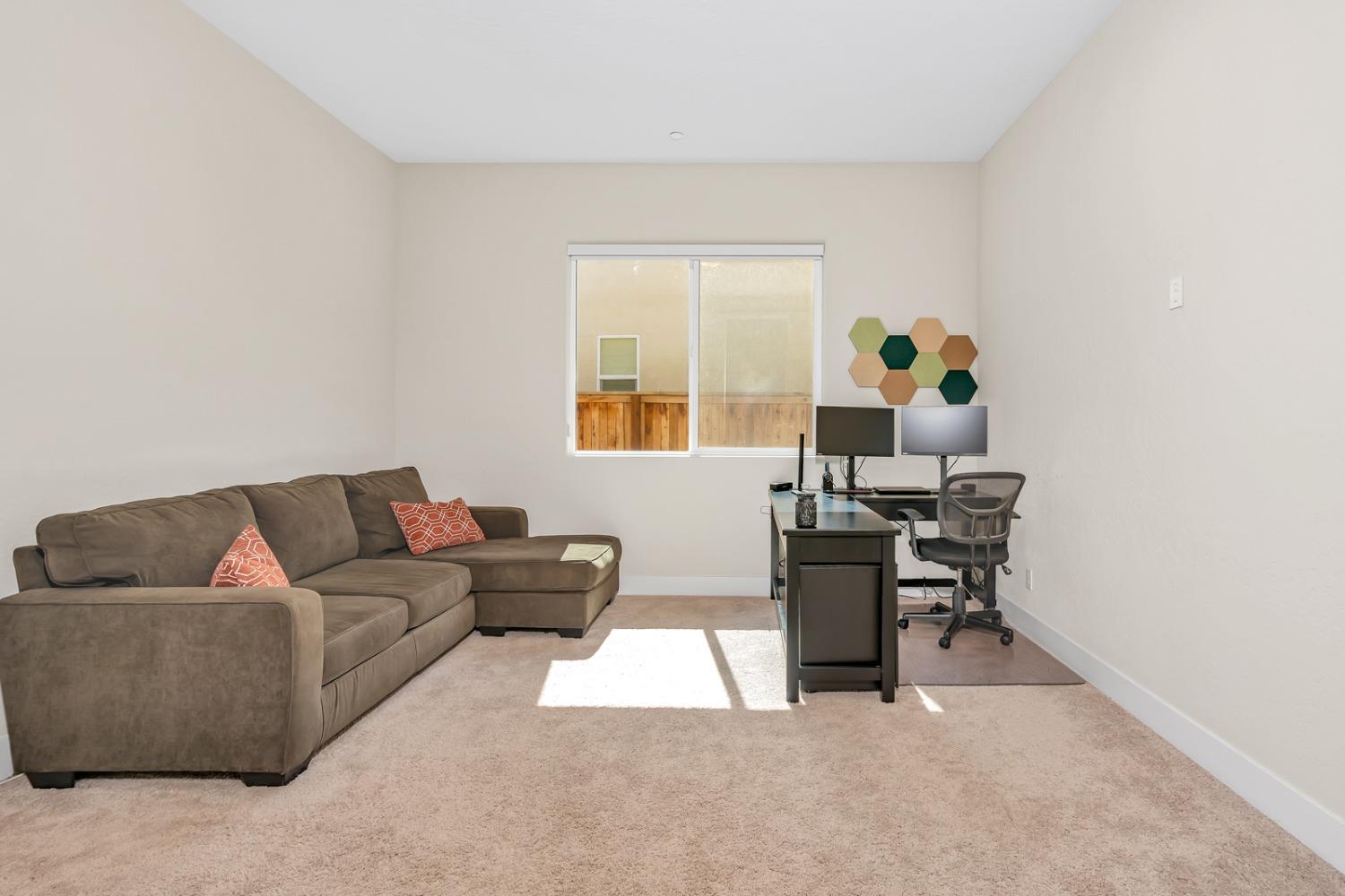 979 Ridgeline Road W
